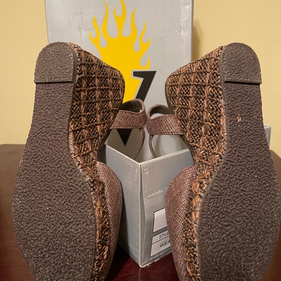 Volatile wedge sandals. - Picture 4 of 5